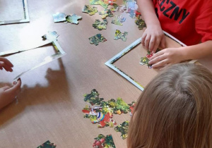dzieci układają puzzle